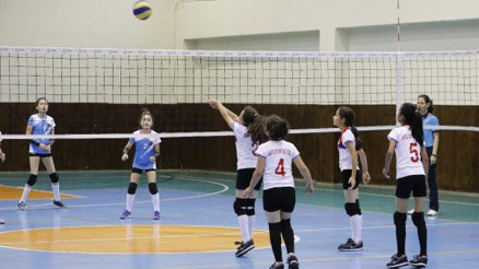 Minik kızlar hiç set vermeden şampiyon
