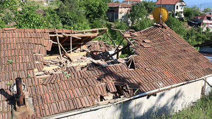 Kocaelinde otomobil evin çatısından dere yatağına uçtu