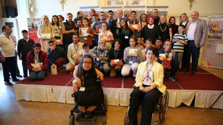 Tuvalle bulaşan fırça engelleri aştı