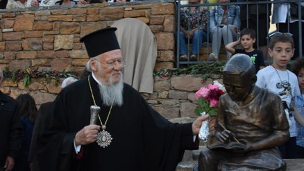 Bartholomeosun öğrencilik yıllarının tasvir edildiği heykeli okuduğu okulun bahçesine konuldu