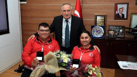 Başkan Yılmazdan başarı elde eden sporculara hediye