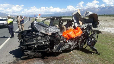 Halk otobüsü ile otomobil çarpıştı: 3 ölü, 16 yaralı