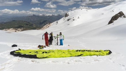Hakkaride, 3 bin rakımda kayaklı yamaç paraşütü