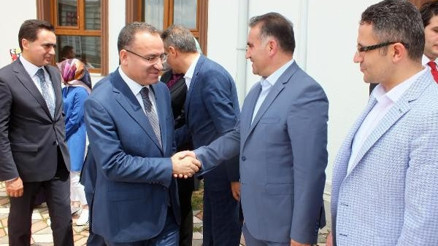 Bozdağ: Dolarla oynayarak seçim sonucunu değiştireceğini düşünenler aldanıyor