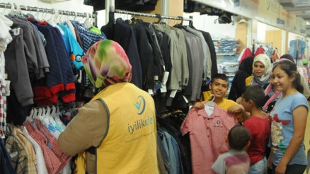 İylikderden 15 bin kişiye kıyafet yardımı