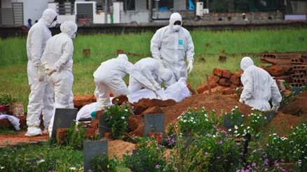 Ölü sayısı artıyor... Yayılan virüsten hayatını kaybedenleri böyle gömdüler