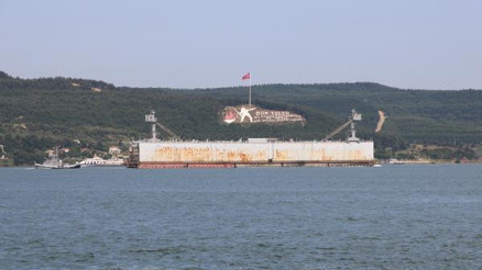 Deniz Kuvvetleri Komutanlığının askeri yüzer havuzu boğazdan geçirildi