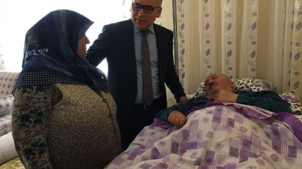 Hem yatalak eşine baktı, hem de kursa gidip okuryazar oldu