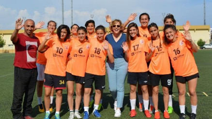 İş kadınından, kadın takımına forma desteği