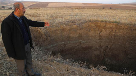 Çankırı’da 15 metre derinliğinde obruk oluşan köy taşınıyor Çankırı’da 15 metre derinliğinde obruk oluşan köy taşınıyor