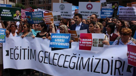 Milli Eğitim Müdürlüğü önünde LGS eylemi