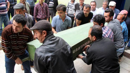 Kazada ölen iki genç toprağa verildi