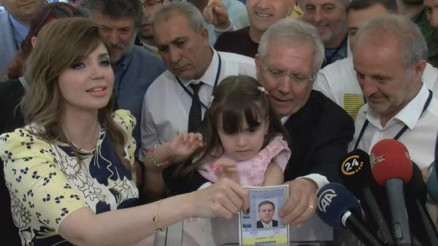 Aziz Yıldırım eşi ve kızıyla birlikte oyunu verdi