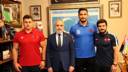 Şampiyon güreşçilere Topçudan altın hediyesi