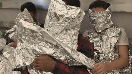 Kaçak göçmenleri saklamak için alüminyum folyoya sardılar Kaçak göçmenleri saklamak için alüminyum folyoya sardılar
