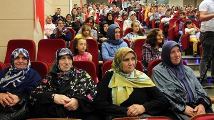 60 yaşından sonra okuma ve yazma öğrenen 3 kız kardeş, diplomalarını aldı