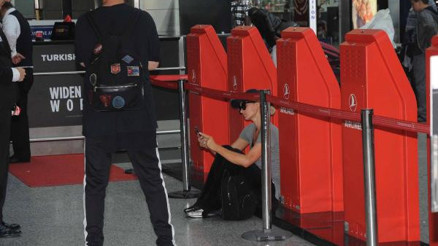 Paris Hilton bagaj işlemleri uzayınca yere oturup dinlendi