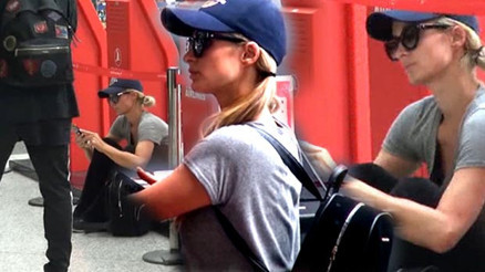 Paris Hilton bagaj işlemleri uzayınca yere oturup dinlendi