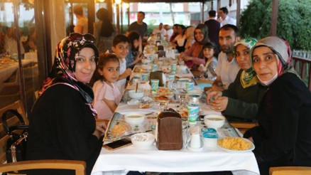 Çölyak hastaları sokak iftarında buluştu