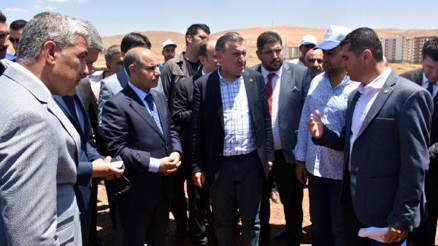 Bakan Baktan, yerde buldukları bayrağı göndere çeken çocuklara sürpriz ziyaret