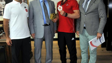 Türkiye 2ncisi güreşçi altınla ödüllendirildi