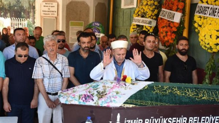 Silahlı saldırıda ölen İzmirli şarkıcı toprağa verildi