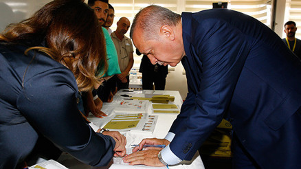 Erdoğan oy kullandığı sandıktan birinci çıktı Erdoğan oy kullandığı sandıktan birinci çıktı