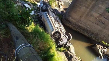 Hayratta kamyonet dereye uçtu: 7 yaralı