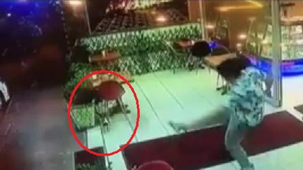 İzmirde, kediye tekmeli saldırı