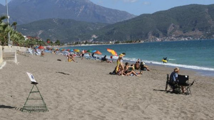 Yumurtadan çıkan caretta carettalar denizle buluşuyor