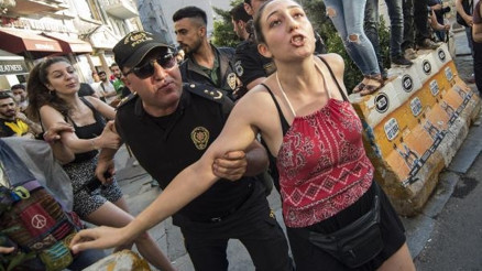Fotoğraflar ek 1//Onur Yürüyüşü yapmak isteyen gruba polis müdahalesi