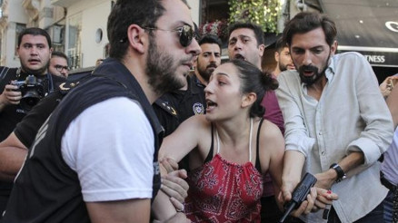 Fotoğraf ek 3//Onur Yürüyüşü yapmak isteyen gruba polis müdahalesi