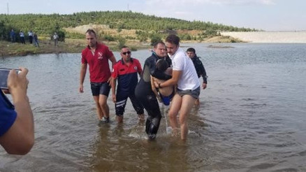 Gölete giren iki kardeşten biri boğuldu