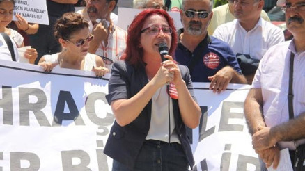 Rektörlük önünde ihraçlara tepki gösterdiler