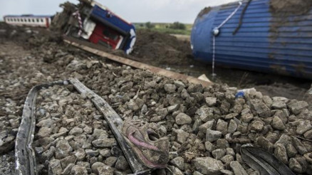 Tren faciasında ölenlerin 6sı çocuk; geriye küçük ayakkabılar kaldı