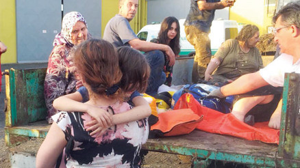 Sarılar destanı: Köy halkı 25 traktörüyle koşup onlarca insanı kurtardı