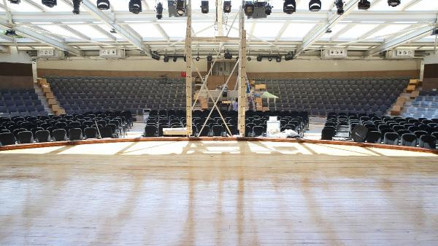 Bostanlı Suat Taşer Tiyatrosu yenilendi