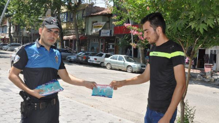 Polisten boğulmalara karşı broşürlü uyarı