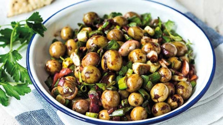 Salata, Türkiye’de hak ettiği yerde değil, maalesef sadece üç tarif biliyoruz: Çoban, gâvurdağı ve mevsim...