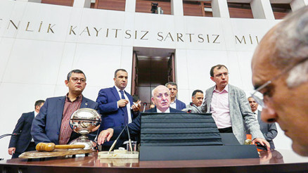 Meclis bombalar altında çalıştı