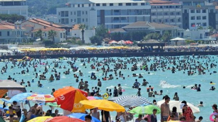 Çeşmede plajlar doldu