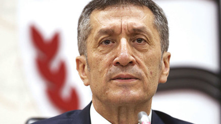 Bakan şirket hissesini devretti