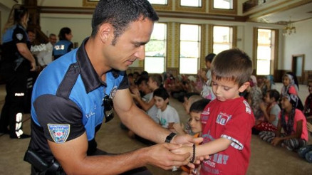 TDP ekipleri yaz Kuran Kursunda okuyan çocuklara hediye verdi