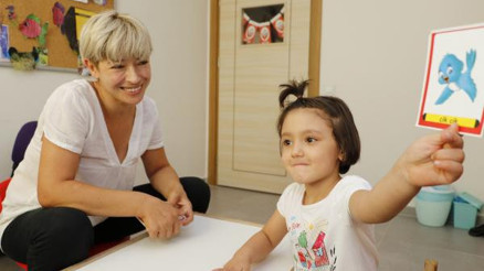 Protez bacakla yürümeye başlayan Özge, konuşmak için çabalıyor