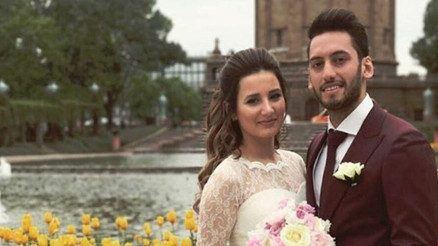 Hakan Çalhanoğlu kimdir Eşi kim