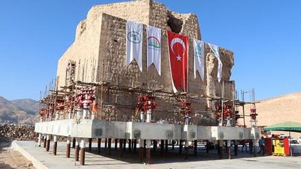 Tarihi Artuklu Hamamı yeni yerine indiriliyor Tarihi Artuklu Hamamı yeni yerine indiriliyor
