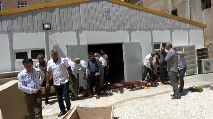 Yıkım kararı çıkan caminin cemaati cuma namazını konteynerde kıldı