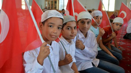 40 gün 5 vakit namaza katılan çocuklara, tablet ve çeyrek altın