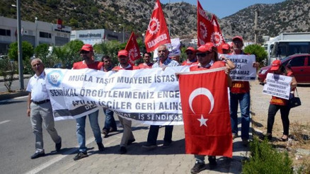 İşten çıkartılan muayene istasyonu çalışanlarından protesto