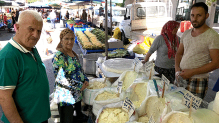 TARİHİ PAZARDA  KAFALAR KARIŞIK